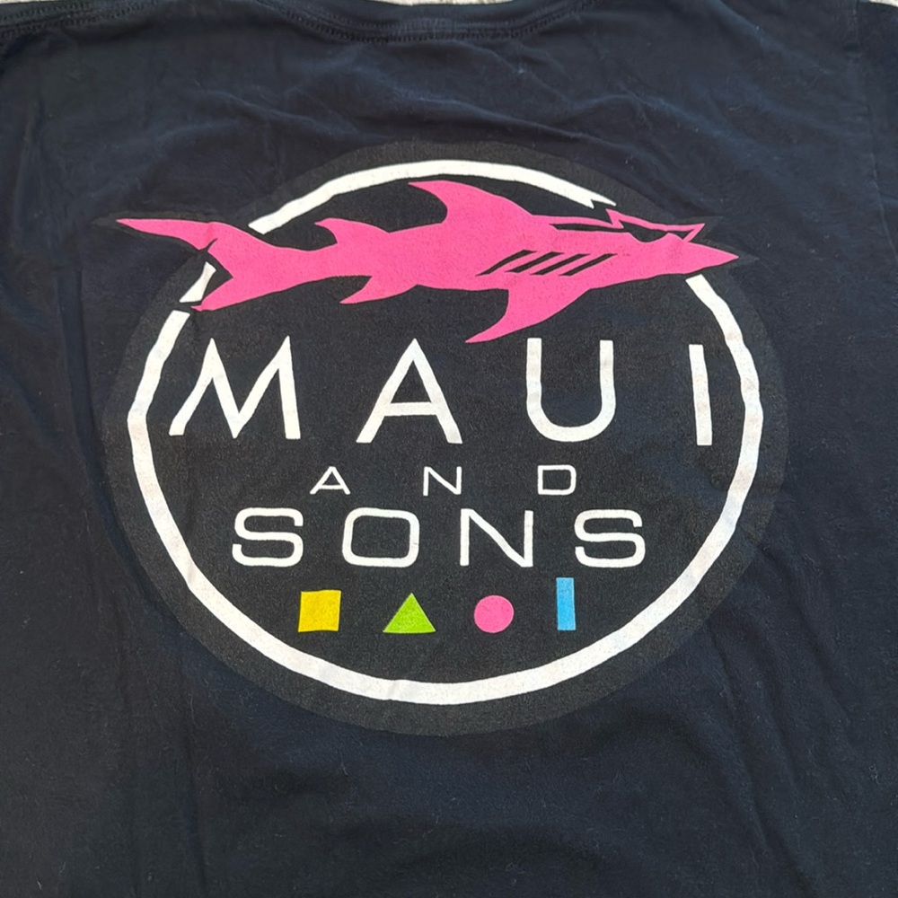Maui and Sons tshirt w shark